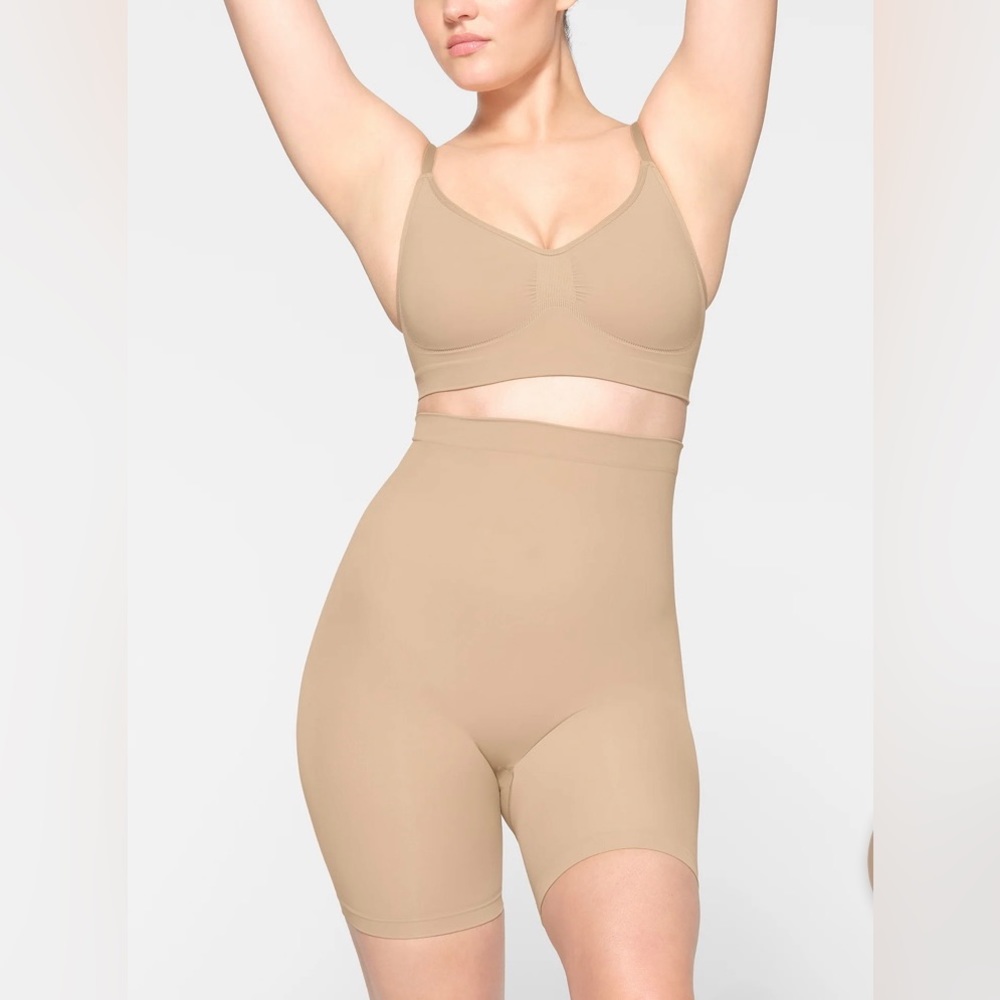 Skims NWOT Sculpting Shorts Size S/M Nude Color